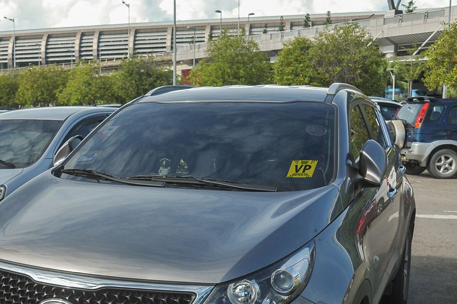 parkeersticker voor een VIP parking die je aan de binnenkant van de autoruit plakt.